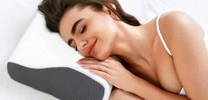 lady enjoying a proper sleep thanks to DreamyFoam pillow